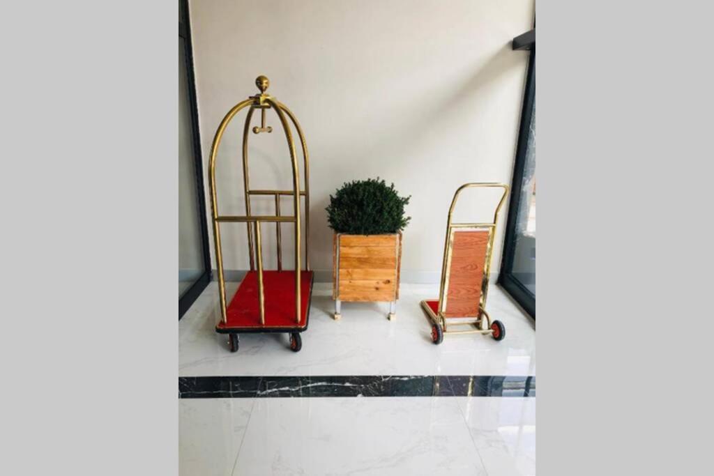 Luxury Aparthotel In Orbi City Sea View バトゥーミ エクステリア 写真